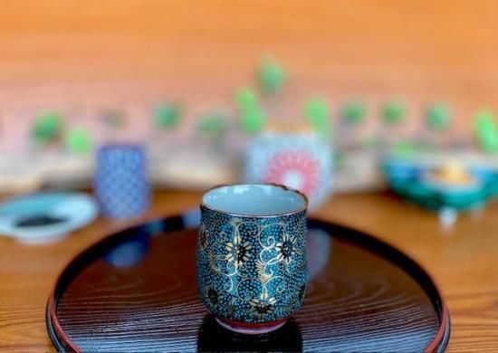 九谷焼おしゃれな お湯呑 湯飲み 大 手打ち青粒 裏絵｜九谷焼通販なら