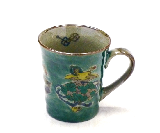 わけあり品-九谷焼 マグカップ 宝尽くし 緑塗り 中裏絵-高台に突起あり わけあり品-九谷焼 マグカップ 宝尽くし 緑塗り 中裏絵-高台に突起あり