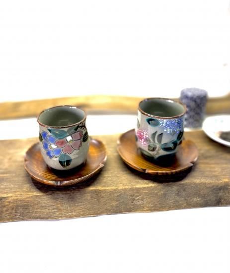 九谷焼 ペア湯呑(同サイズ) コンビ山茶花&がく紫陽花ピンク+ブルー 裏絵 九谷焼 ペア湯呑(同サイズ) コンビ山茶花&がく紫陽花ピンク+ブルー 裏絵