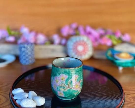 九谷焼 湯呑 湯飲み 大 ソメイヨシノ緑塗り 中絵 九谷焼 湯呑 湯飲み 大 ソメイヨシノ緑塗り 中絵