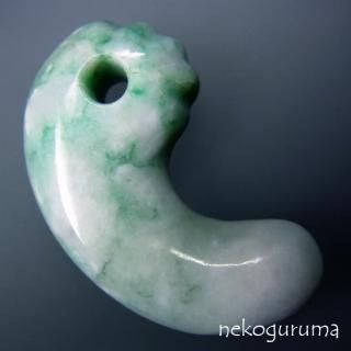 親方自慢の希少作品✳特選‼️珍しい石墨線入り‼️ 糸魚川翡翠勾玉*極上コレクション級 糸魚川翡翠異形勾玉 M07229 翠雅 作 43mm*25mm*14mm 糸魚川産
