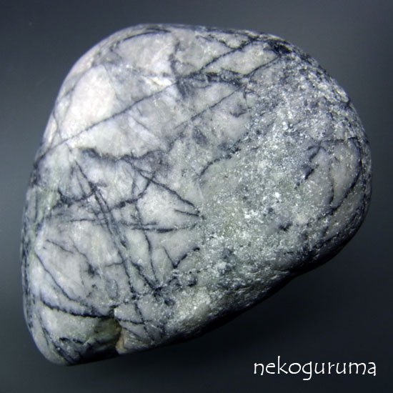 糸魚川翡翠原石JD-069：灰色系の糸巻き翡翠 - 糸魚川翡翠と稀少石のお 