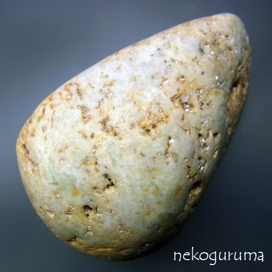 糸魚川翡翠原石JD-078：粗い白地に海中生物の痕跡入りの海中翡翠