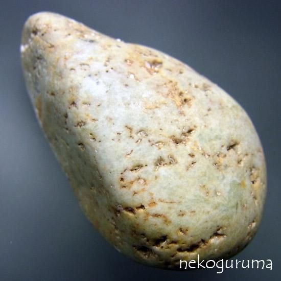 糸魚川翡翠原石JD-078：粗い白地に海中生物の痕跡入りの海中翡翠