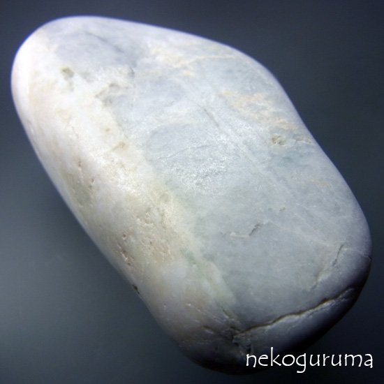 糸魚川翡翠原石JD-083：白と薄青色の混色ヒスイ原石 - 糸魚川翡翠と