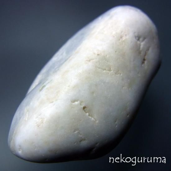 糸魚川翡翠原石JD-083：白と薄青色の混色ヒスイ原石 - 糸魚川