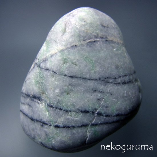 糸魚川翡翠原石JD-084：薄灰緑色の糸巻きヒスイ - 糸魚川翡翠と稀少石 