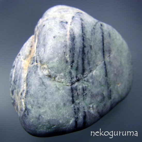 糸魚川翡翠原石JD-084：薄灰緑色の糸巻きヒスイ - 糸魚川翡翠と稀少石