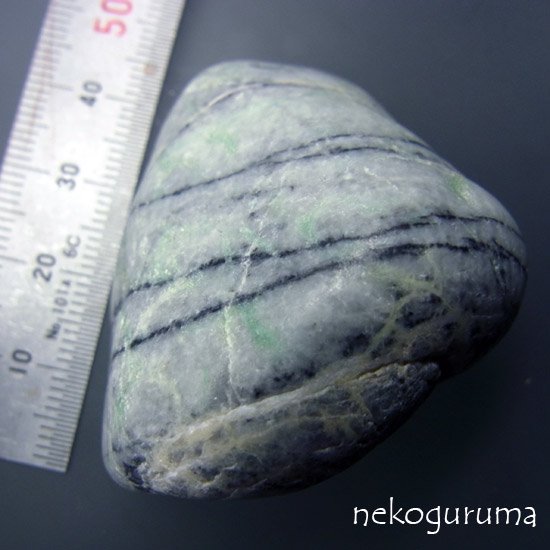 糸魚川翡翠原石JD-084：薄灰緑色の糸巻きヒスイ - 糸魚川翡翠と稀少石 