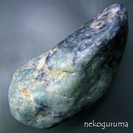 糸魚川翡翠緑原石
