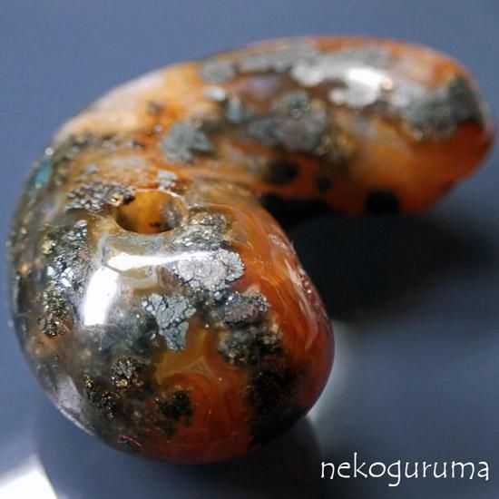 源司作 青森銀華石の勾玉 GM-054 - 糸魚川翡翠と稀少石のお店