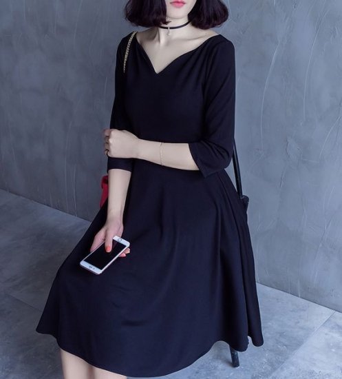 ワイドVネックの膝丈フレア黒ワンピース - 韓国プチプラパーティードレス通販『TENDERLY DRESS』