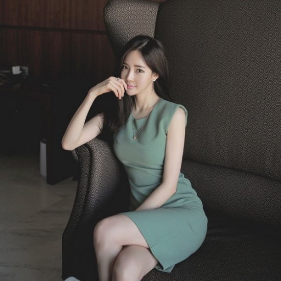 注目カラー モスグリーンの膝丈ノースリーブシンプルワンピース - 韓国プチプラパーティードレス通販『TENDERLY DRESS』