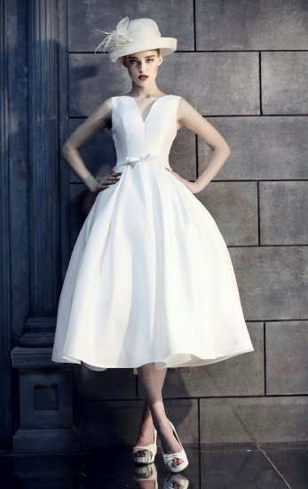 クール系女子に シンプルなミモレ丈のホワイトドレス - 韓国