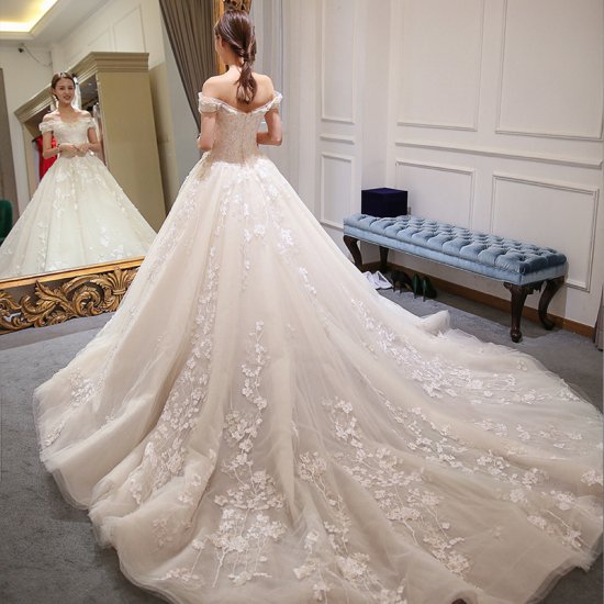 ロングトレーンがフォトジェニックなウェディングドレス - 韓国プチプラパーティードレス通販『TENDERLY DRESS』