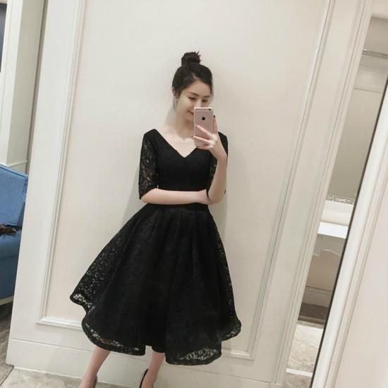 黒いフラワーモチーフ付きパーティードレス 結婚式や謝恩会に 黒花柄レースVネックミモレ丈ドレス - 韓国