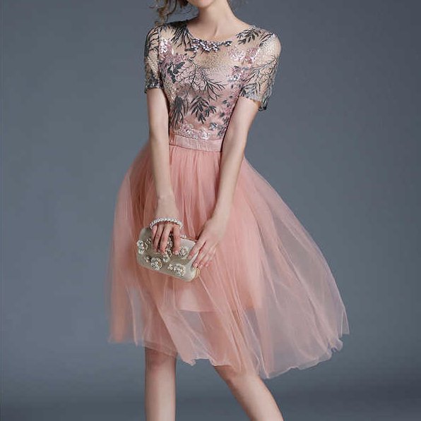 華やかな刺繍が美しい 優しいピンクのシフォンワンピースドレス