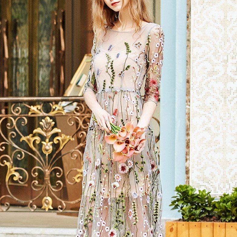 華やかで個性的　繊細な花柄刺繍がかわいいシースルーの袖ありワンピース　ドレス