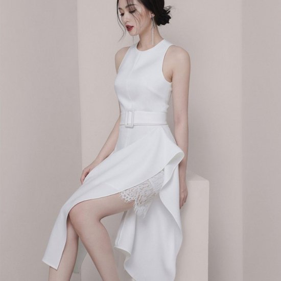 エレガントでおしゃれなアシメデザイン 上品かわいいフリルとレースの白ワンピース ドレス