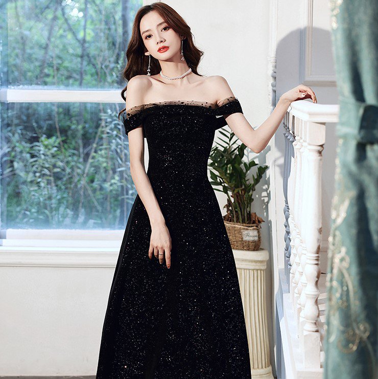 黒の華やかなドレス　Ｍサイズ