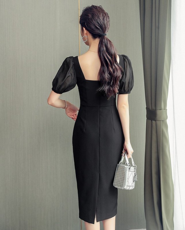 上品パール付き フェミニンなバックコンシャスのパフスリーブ黒ワンピース ドレス