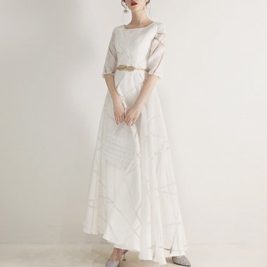 大人な雰囲気の白ドレス エレガントな総柄マキシ丈フレアワンピース
