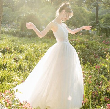 ウエディングにもおすすめ 上品フェミニンな透かしレーストップのマキシ丈フレア白ドレス