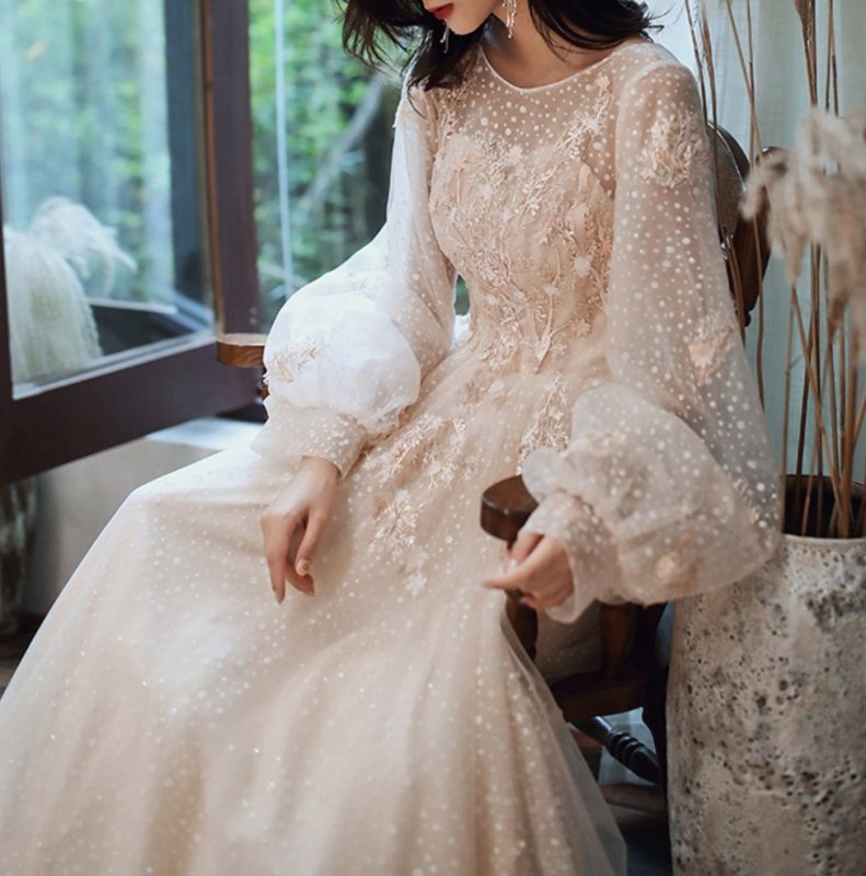 花嫁ドレス 結婚式ドレス 袖あり 刺繍花柄 キレイめ ウェディングドレス