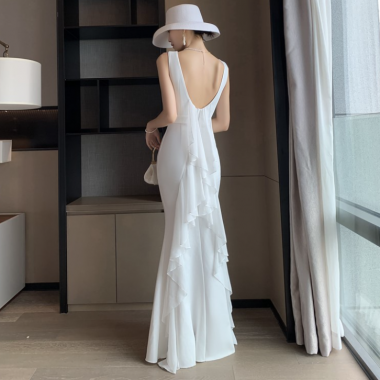 ボリュームフリルでゴージャスに 大胆なバックコンシャスのマキシ丈ノースリーブタイト白ドレス S〜4L