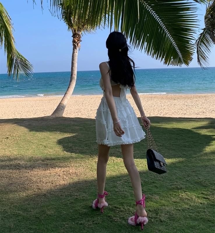 大人ガーリーなバックコンシャス フリルがかわいいミニ丈キャミソール