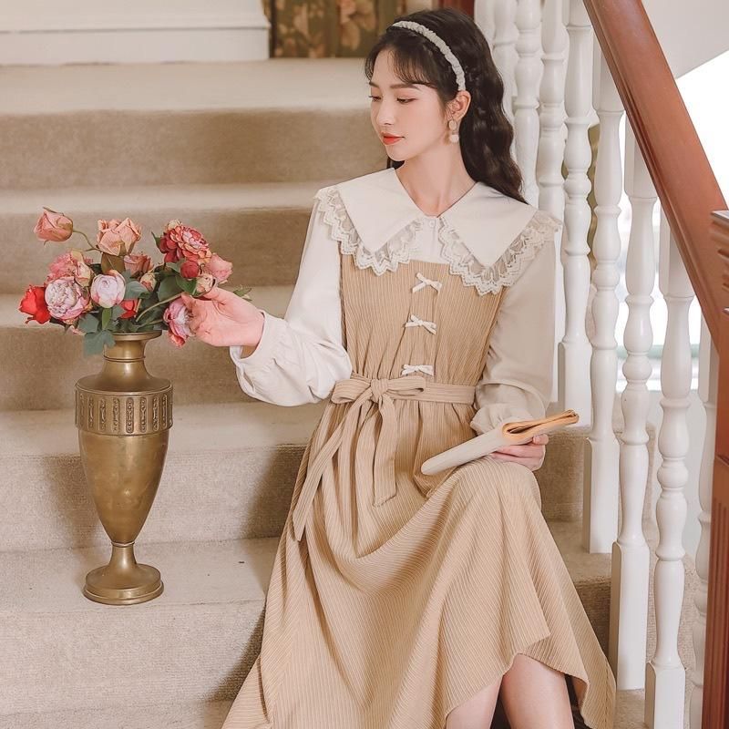 レイヤード風がおしゃれ 上品ガーリーなレースカラーのロング丈