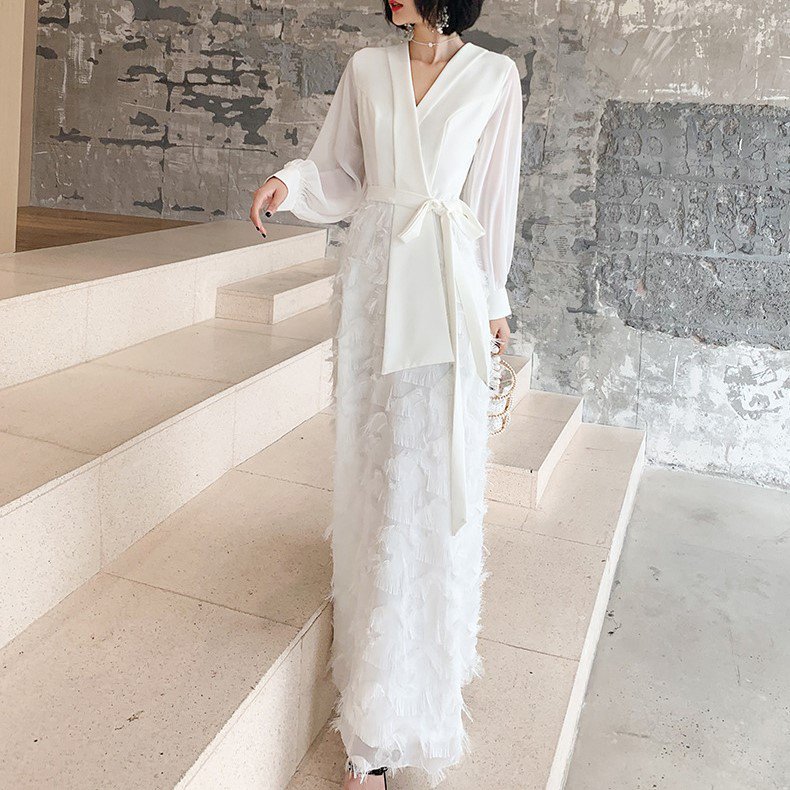 XS～4Lの豊富な展開 ゴージャスなフェザーフリンジのマキシ丈長袖白ドレス ワンピース