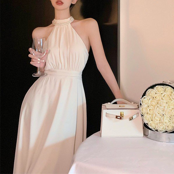 エレガントなパーティースタイル ホルターネックのロング丈白ドレス