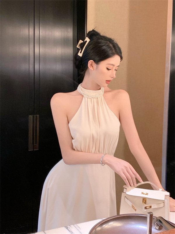 エレガントなパーティースタイル ホルターネックのロング丈白ドレス 