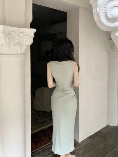 サイドプリーツのロング丈ノースリーブシンプルワンピース