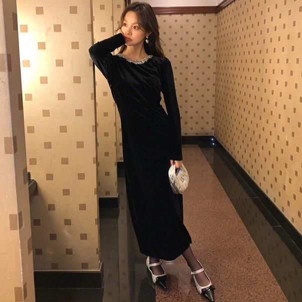 バックコンシャス 華やかな装飾のブラックベロアワンピース