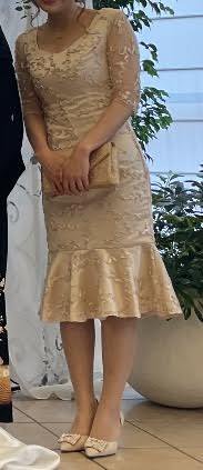 【即納】結婚式や二次会に 上品カラーの総柄がエレガントなマーメイドラインの膝丈袖ありドレス