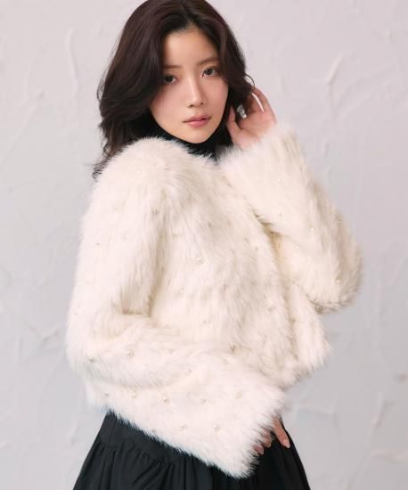 極上の素材感が放つリッチなフェミニンオーラ、フォックスファー襟