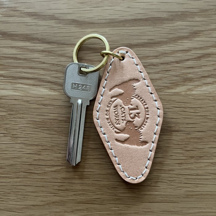 ホテル/モーテルキータイプ ロゴ刻印 ヌメ革手縫い Key chain