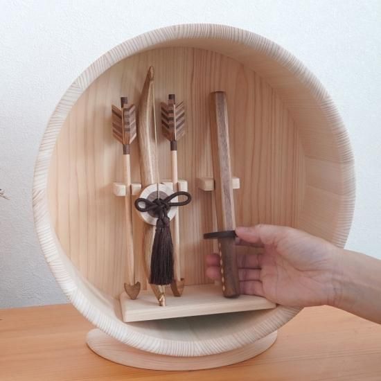 クムキ 貫 ～つらぬき～ 円形台座 破魔弓 | 木の雛人形・五月人形 ［人