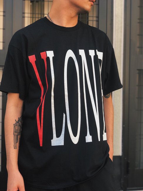 VLONE(ヴィーローン)】 STAPLE S/S TEE (Tシャツ) Black/Red