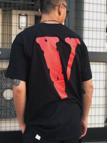VLONE(ヴィーローン)】 STAPLE S/S TEE (Tシャツ) Black/Red