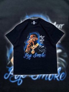 <img class='new_mark_img1' src='https://img.shop-pro.jp/img/new/icons7.gif' style='border:none;display:inline;margin:0px;padding:0px;width:auto;' />【OFFICIAL RAP TEE】POP SMOKE 