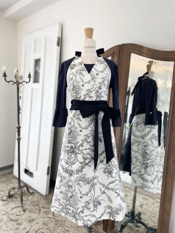 Toile de jouy cache-coeur apron(ブランコに乗った少女white