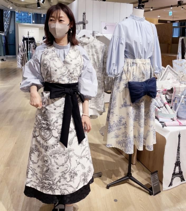 Toile de jouy cache-coeur apron(ブランコに乗った少女white