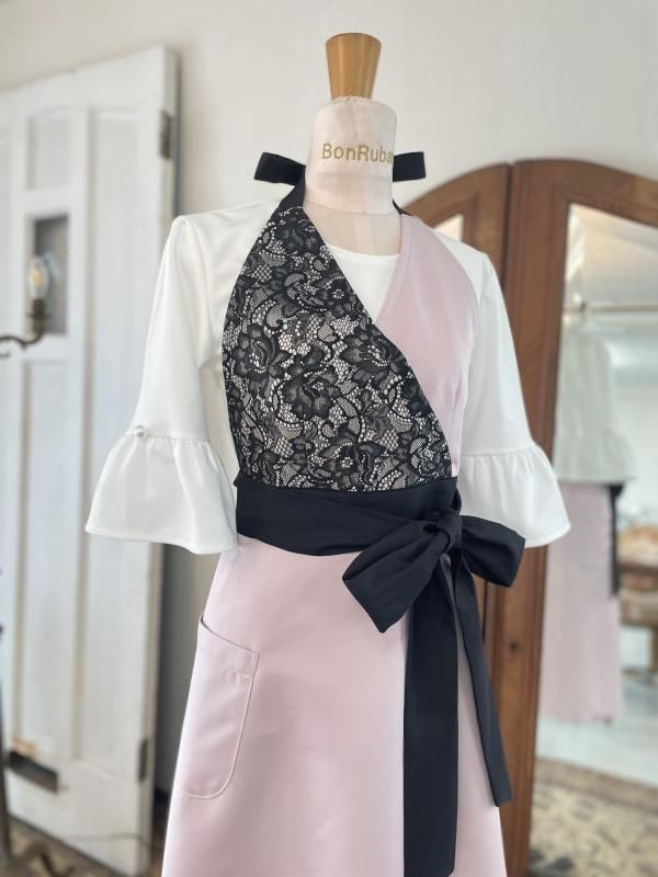 Élégance Ruban cache-coeur flare apron(Noir Ruban × Rosé
