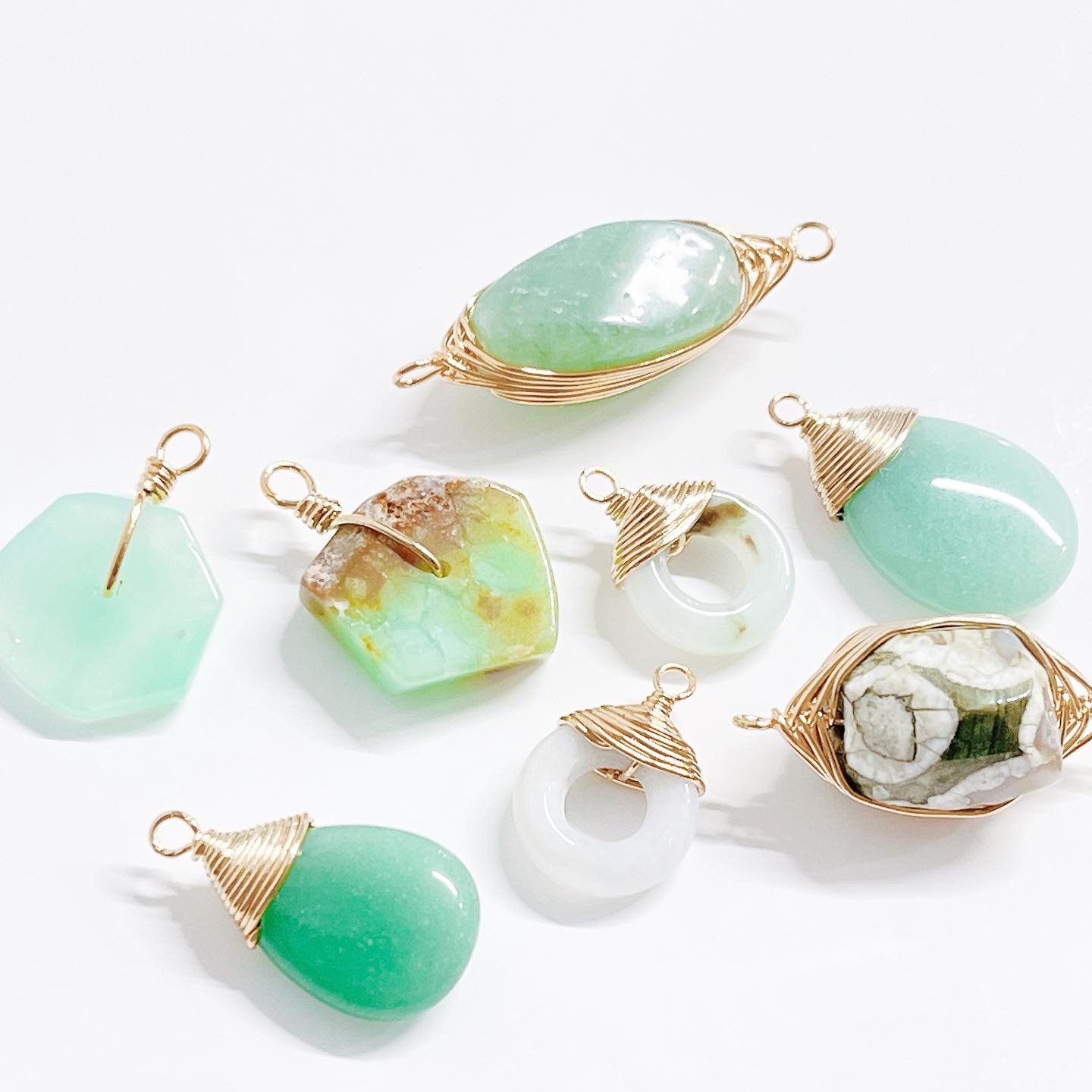 【1個】1点もの！翡翠Jade 約15mmゴールドチャーム、パーツ - 低金属アレルギーのアクセサリー素材、パーツのDIYBEJEWEL