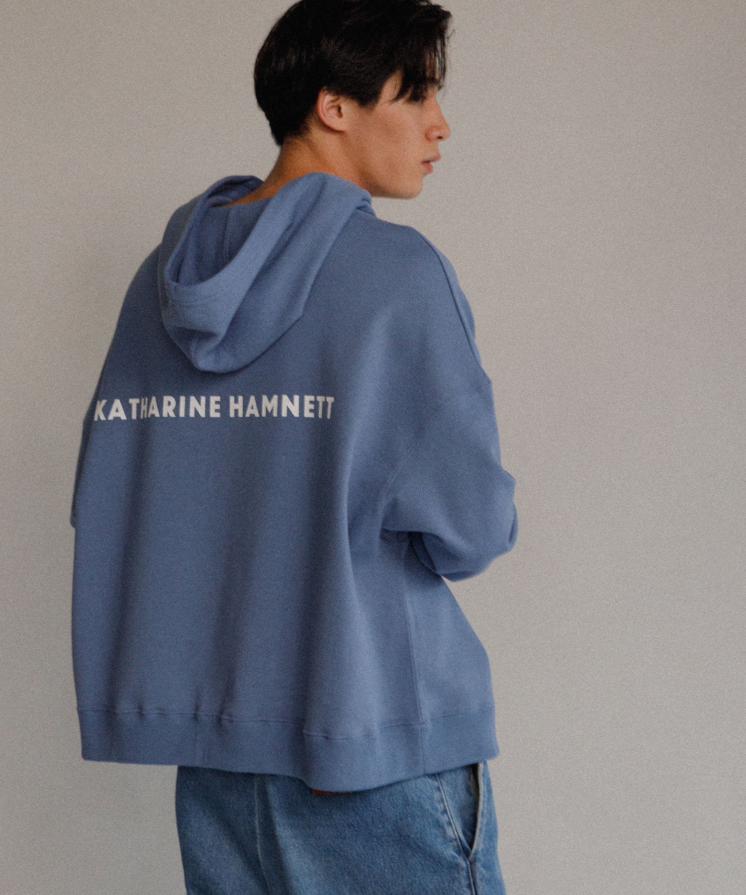 【KATHARINE HAMNETT】オーガニックコットン裏毛プルオーバー ロゴ BLU