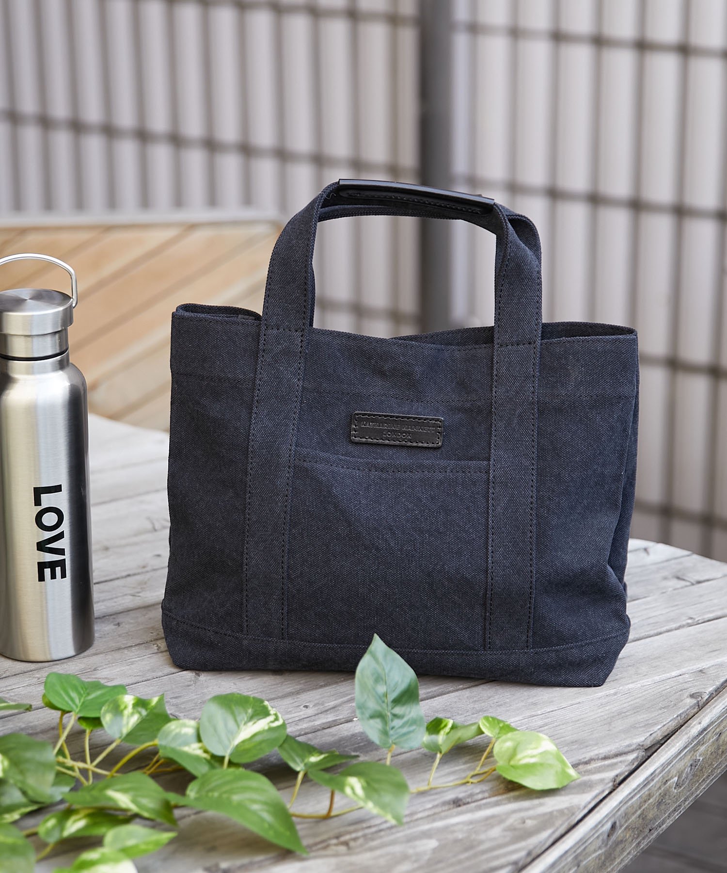 <img class='new_mark_img1' src='https://img.shop-pro.jp/img/new/icons15.gif' style='border:none;display:inline;margin:0px;padding:0px;width:auto;' />【KATHARINE HAMNETT LONDON】SMALL TOTE BAG（BLK）