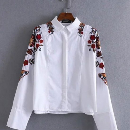ボタニカル花柄と蝶々刺繍の白ブラウス - きれいめオフィス通勤レディース韓国ファッション通販『Maribel』